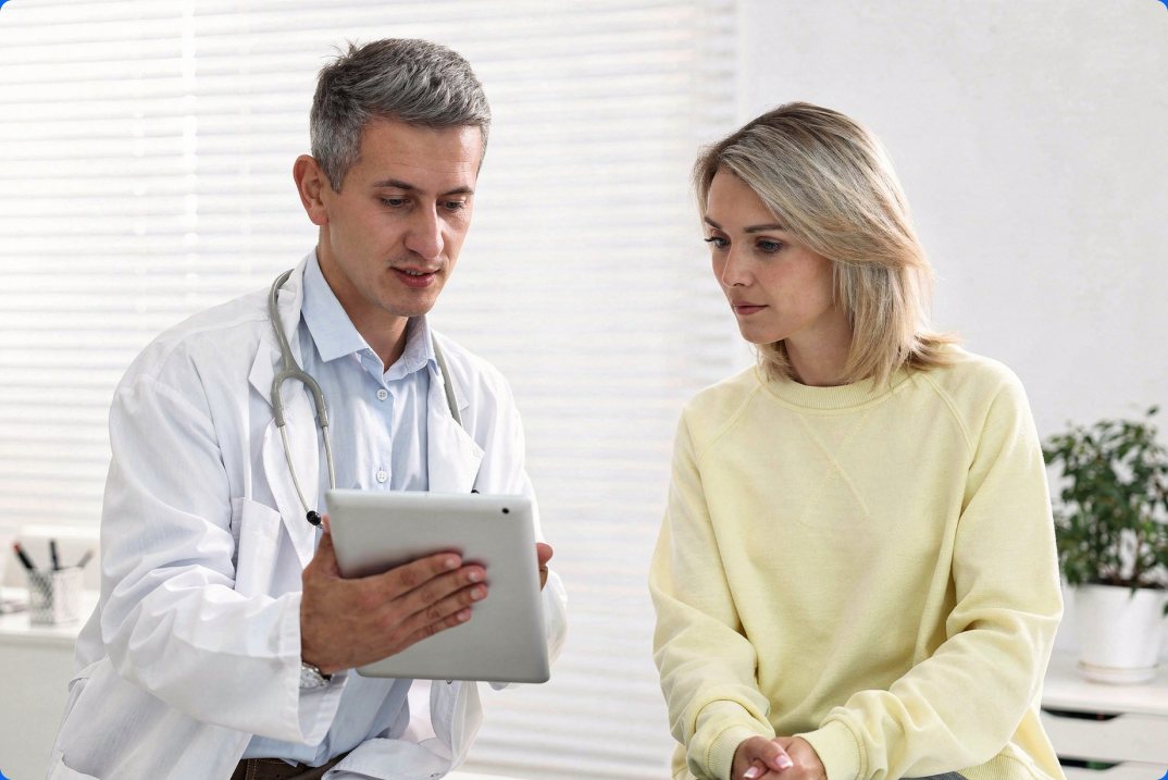 Un médecin passe en revue le résumé marcus avec sa patiente
